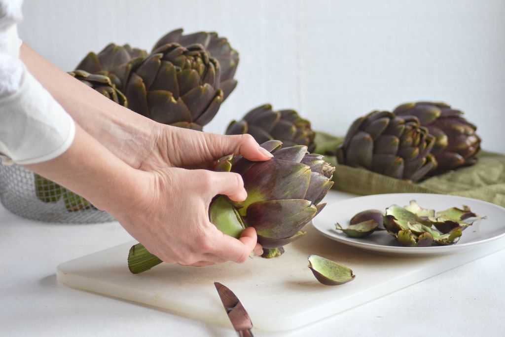 How to clean the artichokes