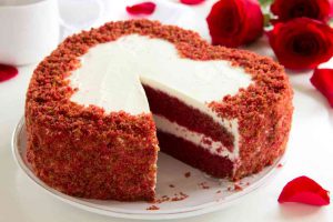 Cakes for Valentine's Day, easy recipes to prepare with chocolate, decorated with cream and heart-shaped