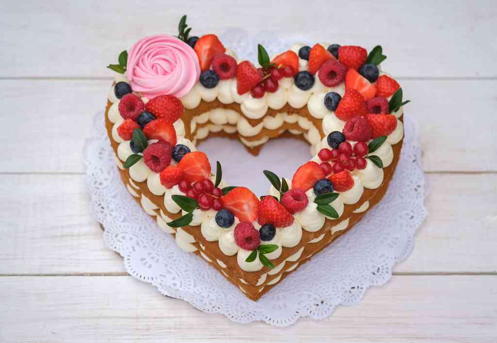 Heart-shaped cakes for Valentine's Day